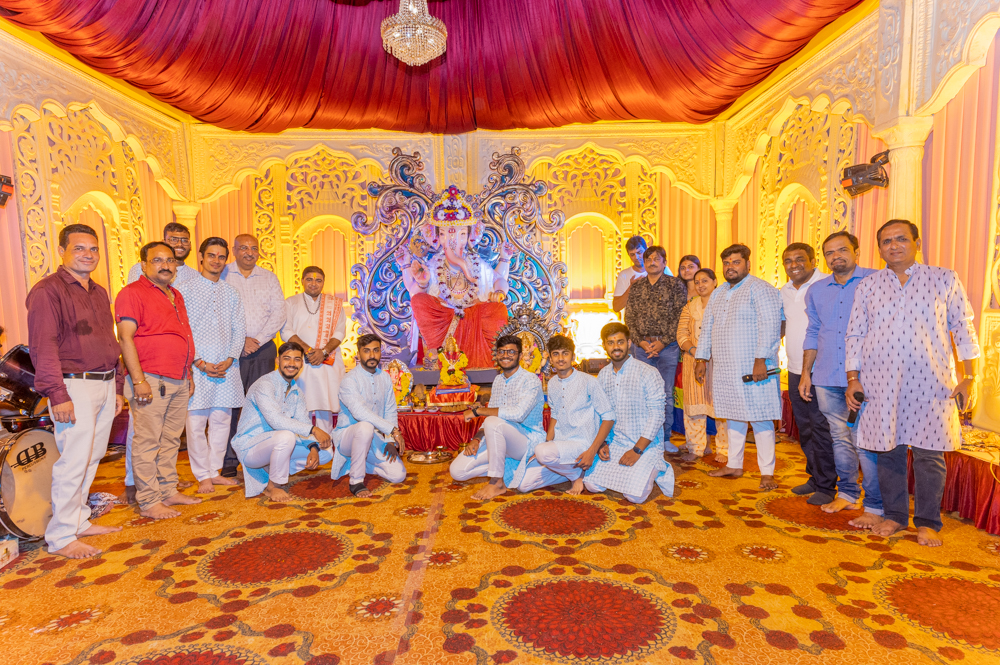 Donate Life and Surat City Ganesh Utsav Samiti invited the family of Organ Donor Late Sonalben Rajesh Modi as guests and honored him by performing aarti to Shri ji.